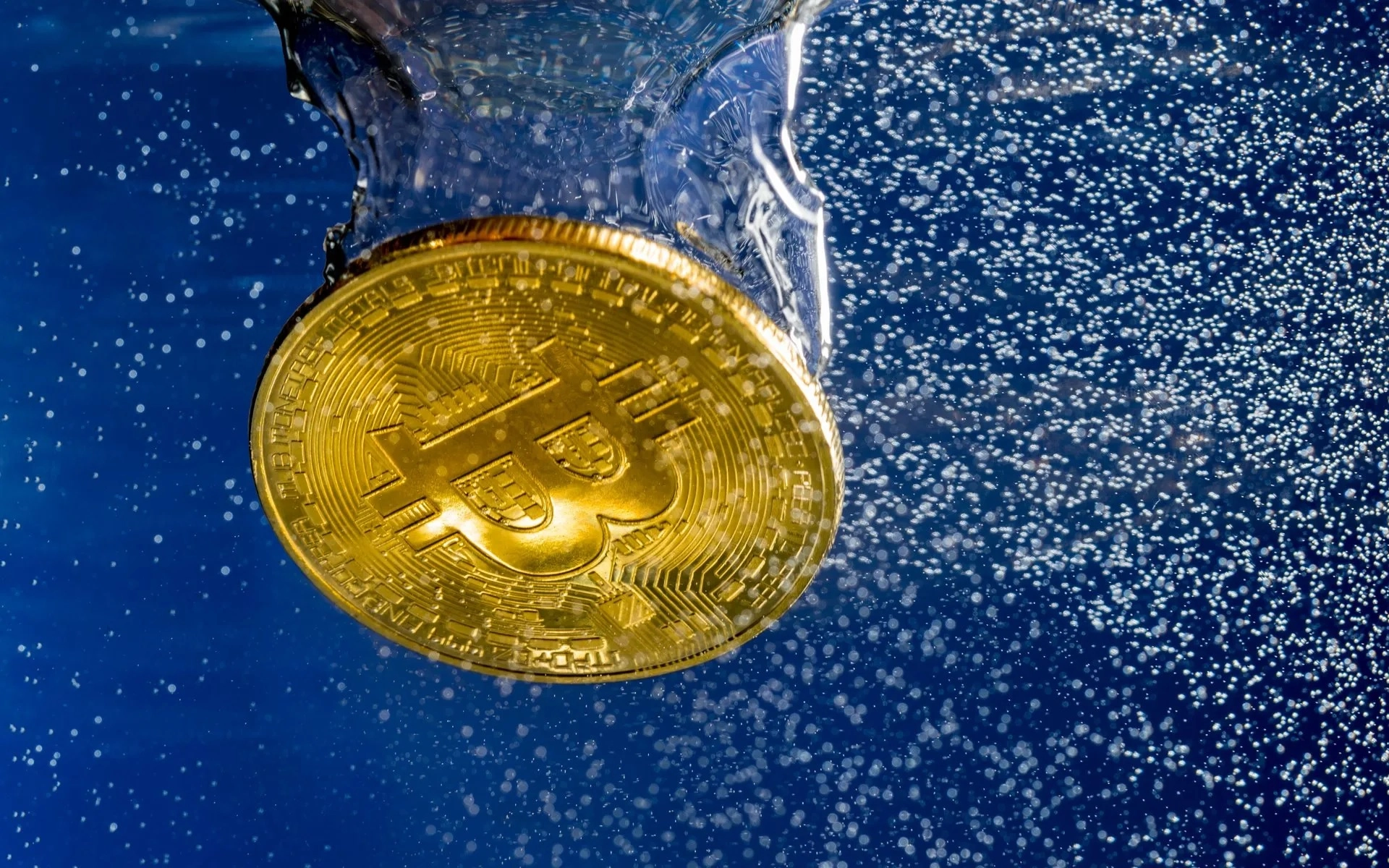 Tin xấu dồn dập, Bitcoin sập về mức thấp nhất 1,5 tháng ở 58.400 USD