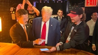 Donald Trump lần đầu tiên sử dụng Bitcoin để thanh toán