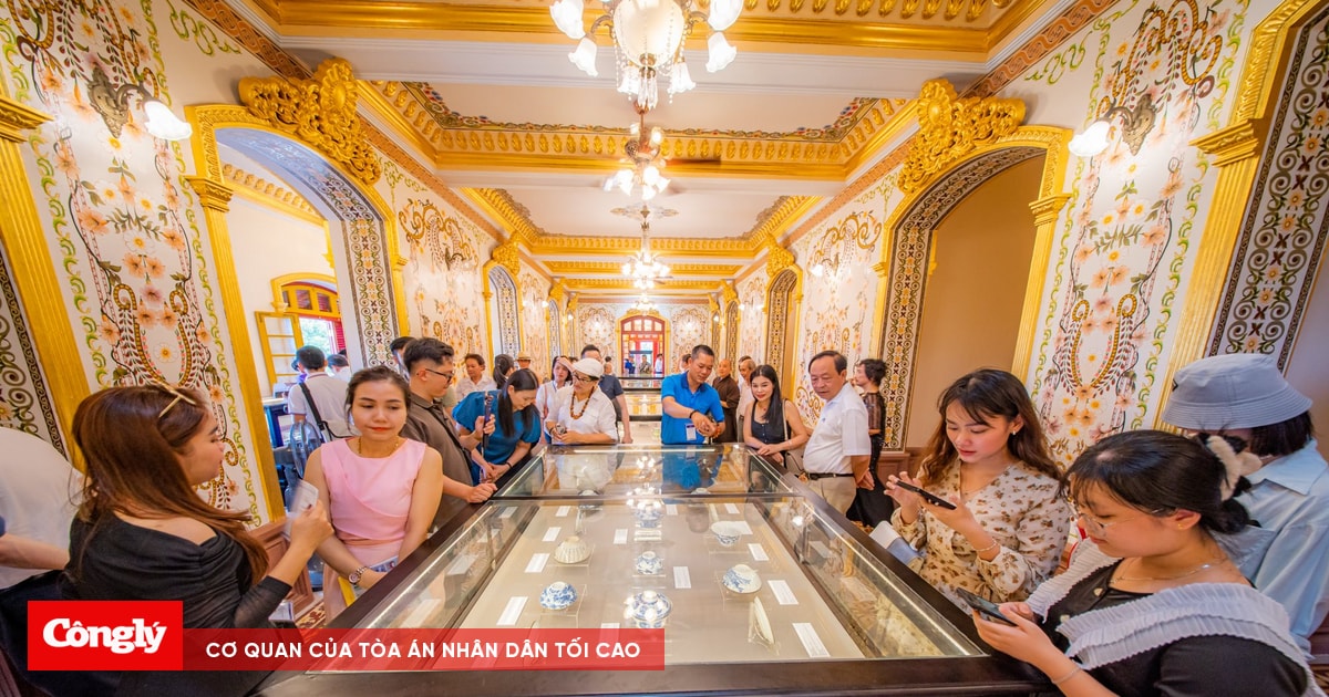 Triển lãm “Cổ vật hội tụ” ở Điện Kiến Trung Cố đô Huế