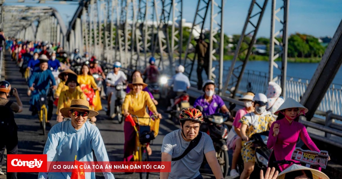 Gần 200 người tham dự hoạt động "Áo dài với đạp xe vì môi trường" ở Huế