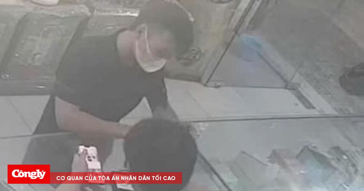 Giả vờ mua điện thoại rồi cướp tài sản bỏ chạy