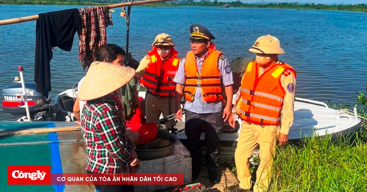 Sử dụng kích điện bắt cá trên sông Hoàng Long