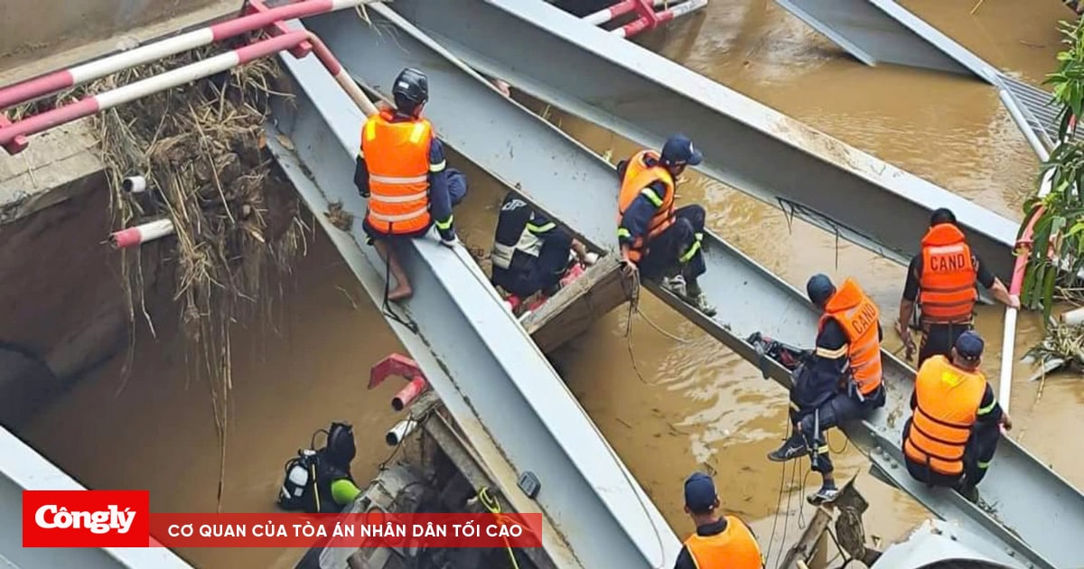 Đang trục vớt xe đầu kéo rơi xuống sông khi sập cầu Phong Châu