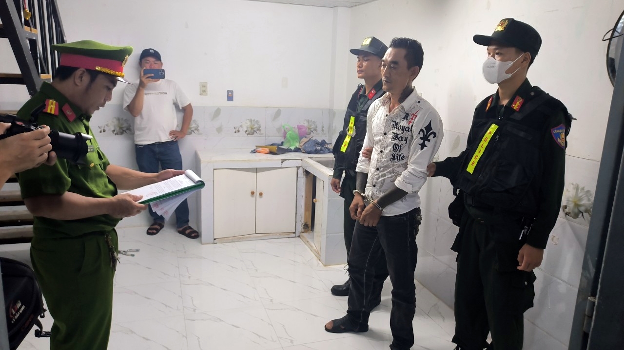 Hơn 20 chiến sĩ công an khống chế bắt giữ giang hồ "vịt cùi"