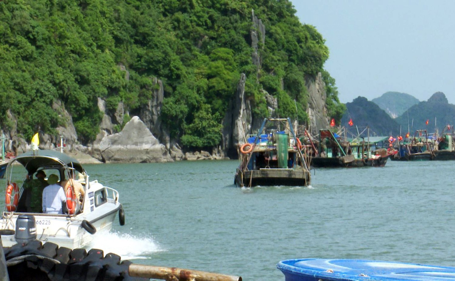 Quảng Ninh: Thu giữ 7 thuyền đò neo đậu trái phép trên vịnh Hạ Long